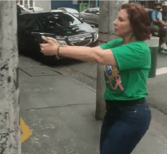 cesarcalejon1's tweet photo. Carla Zambelli abusou de todas as formas possíveis da Justiça do Brasil. Achou que estava acima da Lei. Agora, vai pagar caro. Esperem o mimimi "sou vítima de perseguição" etc... https://t.co/jUHsa3CkRd