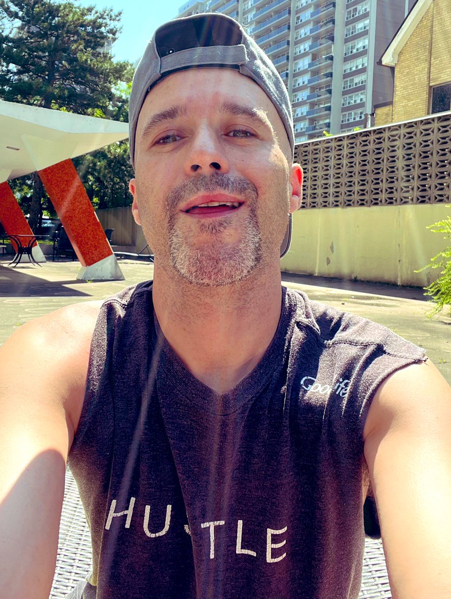 MikeyTigerLicks's tweet image. Good morning from the poolside #SplishSplash