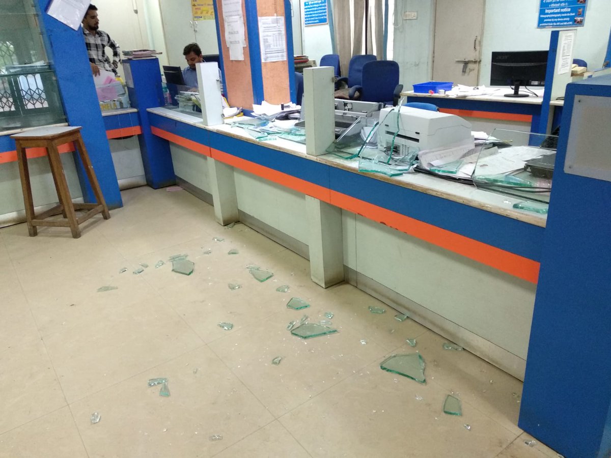 AjayMakwana1990's tweet photo. @sanghaviharsh 

An incidence of violence against the staff took place at BOI Anjar Branch. Threaten the branch employees. Bank's property is damaged including computer. We condemn such incidence and demand stern action against accused and maintain law and order. https://t.co/ZoQqC9RLUj