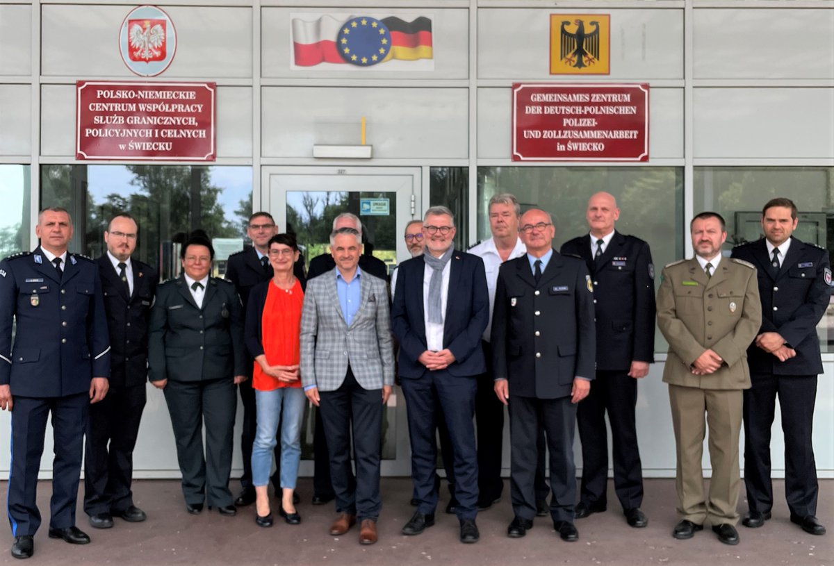 dpawlos's tweet photo. Ich war gestern mit @SimonaMdB u. Dietmar #Nietan zu Besuch im Gemeinsamen Zentrum der 🇵🇱-🇩🇪Polizei- u. Zollzusammenarbeit in Świecko, wo internationale Zusammenarbeit u. Anstrengungen um unsere Sicherheit auf der Tagesordnung stehen. 
Vielen Dank für den informativen Vormittag! https://t.co/Ut8I0Zf9IP