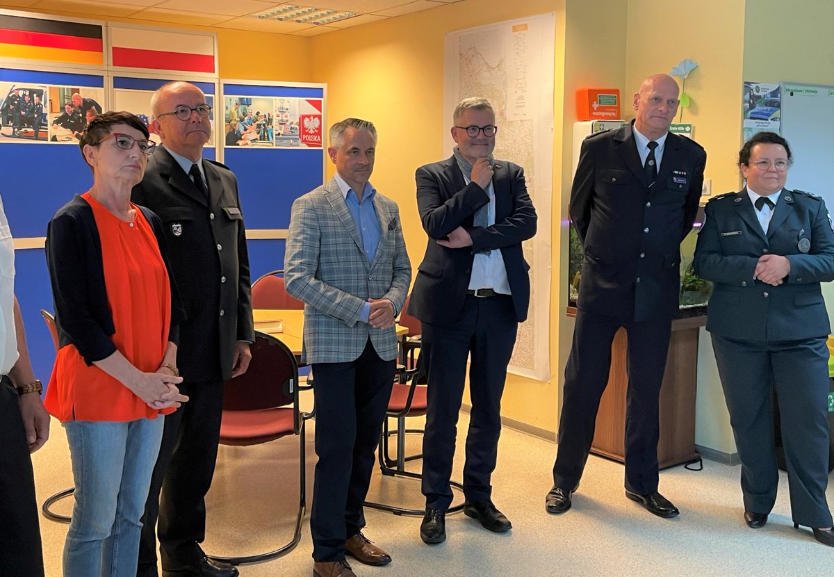 dpawlos's tweet photo. Ich war gestern mit @SimonaMdB u. Dietmar #Nietan zu Besuch im Gemeinsamen Zentrum der 🇵🇱-🇩🇪Polizei- u. Zollzusammenarbeit in Świecko, wo internationale Zusammenarbeit u. Anstrengungen um unsere Sicherheit auf der Tagesordnung stehen. 
Vielen Dank für den informativen Vormittag! https://t.co/Ut8I0Zf9IP