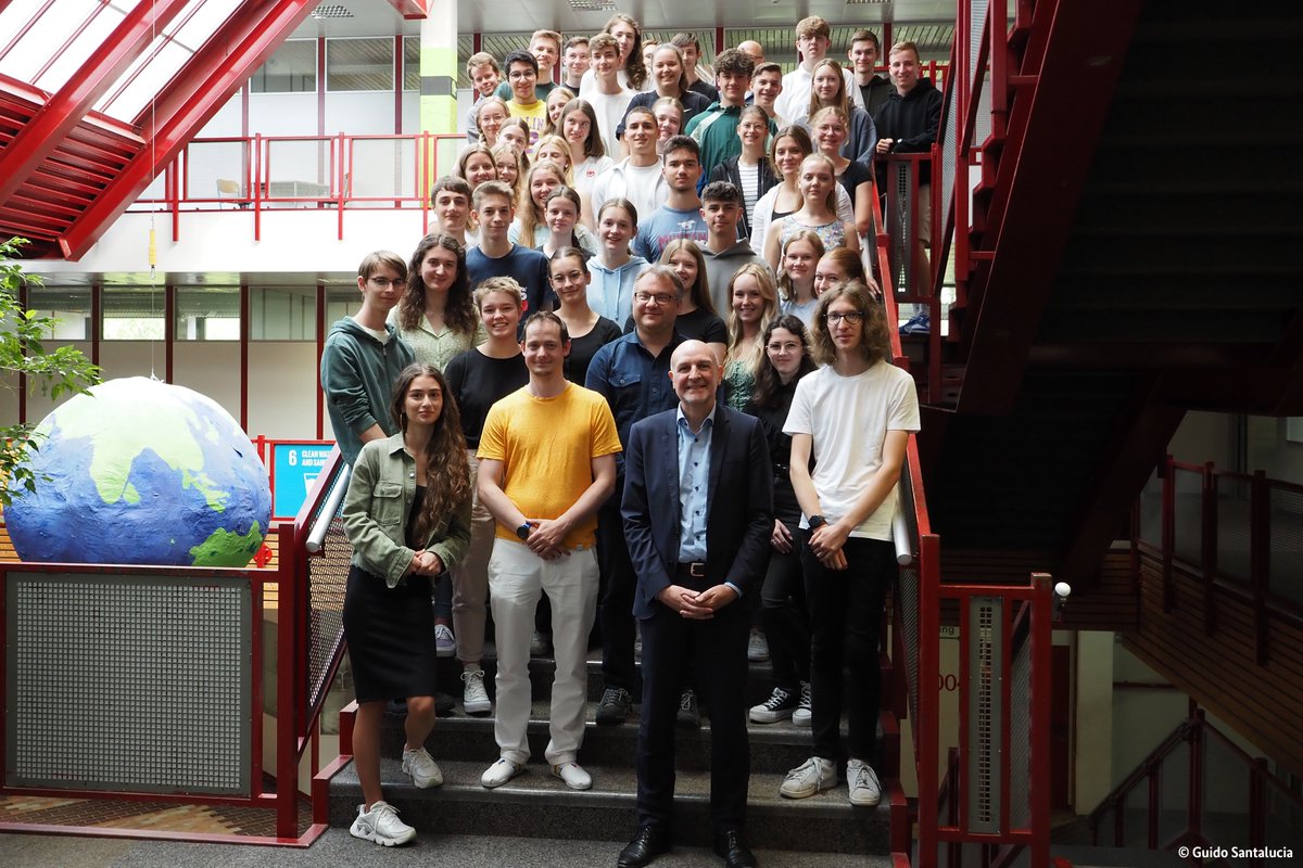 Ich hätte nicht gedacht, dass ich nochmal meine alte Schulbank drücken werde...😊 Danke an die Schülerinnen und Schüler meines alten Gymnasiums, des Thomas-Strittmatter-Gymnasiums St. Georgen, für die tolle Diskussion zu #Europa beim #EU-Projekttag – und die vielen Erinnerungen.