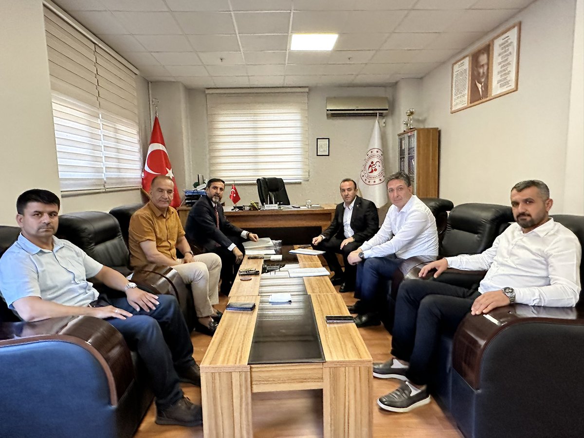 BeytullahBirlik's tweet photo. Bakanlık Kariyer Uzmanımız Sn. @metinylmaz56, Yurt Hizmetleri Müdür��müz, İlçe Müdürümüz ve Yurt Müdürlerimizle birlikte yeni sezonda yurtlarımızın öğrenci kardeşlerimize hazır hale getirilmesi ile alakalı istişare toplantı gerçekleştirdik. 

@OA_BAK @eminogluenes @recepalier @mahmutdemirttas