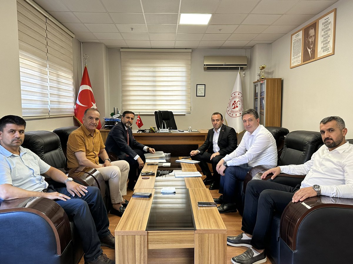 BeytullahBirlik's tweet photo. Bakanlık Kariyer Uzmanımız Sn. @metinylmaz56, Yurt Hizmetleri Müdür��müz, İlçe Müdürümüz ve Yurt Müdürlerimizle birlikte yeni sezonda yurtlarımızın öğrenci kardeşlerimize hazır hale getirilmesi ile alakalı istişare toplantı gerçekleştirdik. 

@OA_BAK @eminogluenes @recepalier @mahmutdemirttas