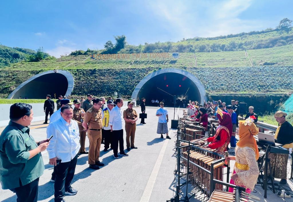 Alunan musik angklung dari para pelajar SMP dan SMA yang tergabung dalam orkestra Ensemble Insan Sejahtera mengiringi peresmian Jalan Tol Cisumdawu di Kab. Sumedang, hari ini. 

Di depan terowongan kembar mereka memainkan lagu Manuk Dadali hingga lagu populer Bohemian Rhapsody.