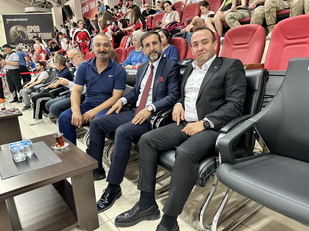 BeytullahBirlik's tweet photo. Bakanlık Kariyer Uzmanımız Sn. @metinylmaz56, Yurt Hizmetleri Müdür��müz, İlçe Müdürümüz ve Yurt Müdürlerimizle birlikte yeni sezonda yurtlarımızın öğrenci kardeşlerimize hazır hale getirilmesi ile alakalı istişare toplantı gerçekleştirdik. 

@OA_BAK @eminogluenes @recepalier @mahmutdemirttas