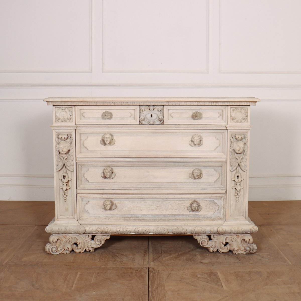 ArcadiaAntiques's tweet photo. Wonderful 18th Century Italian carved and bleached walnut commode. 1780.
Price: £3,995
https://t.co/K1vaElXwgb
#walnutcommode #ItalianCommodes #bleachedwalnutcommodes https://t.co/sYQBflXVwU