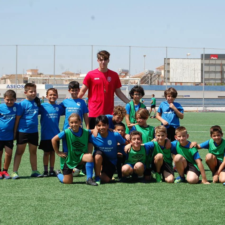 #CAMPUS #VERANO #23

😄 Niños y mayores nos lo pasamos genial en este campus 

🏃 Fútbol y diversión siempre van de la mano y mas cuando una pelota esta rodando por el suelo