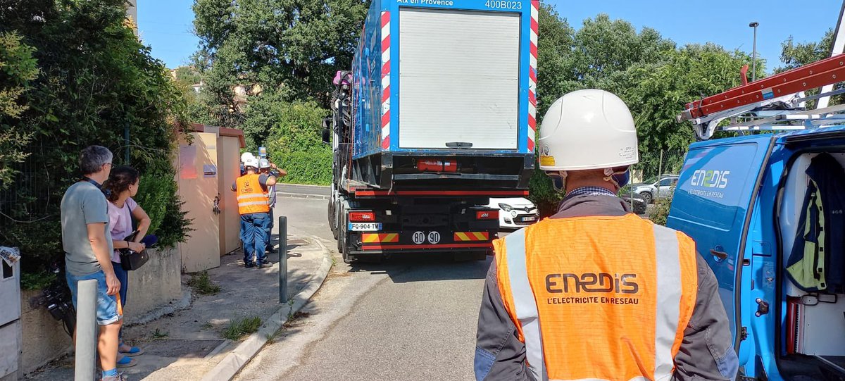 EnedisRegionSud's tweet photo. Nos équipes @enedis et nos prestataires sont toujours à pied d’œuvre, de jour comme de nuit, pour renforcer et réparer le réseau de distribution⚡️ et ainsi rétablir l’électricité à l’ensemble des clients #marseillais impactés. https://t.co/QnkkDB6qJ3