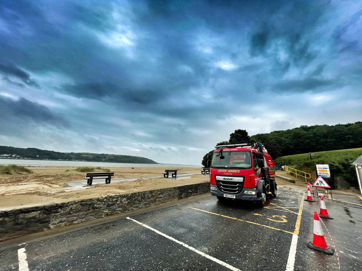 A beautiful place to work in. Clearing the sand from the Carpark at Llansteffan Beach 🤩