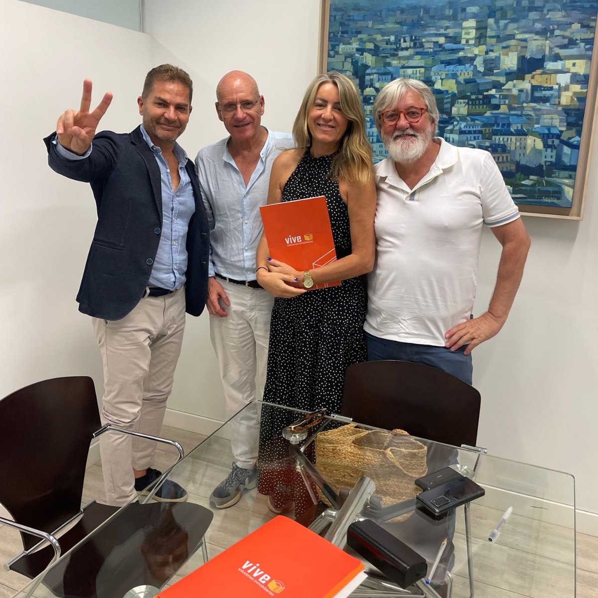 ¡Firma realizada, trato cerrado! 🖋️🔐 Nuestra agente inmobiliaria, con una sonrisa de satisfacción, junto a nuestros clientes que acaban de finalizar la compraventa de un fantástico piso. ¡Enhorabuena! A disfrutarlo!  #Inmobiliaria #CompraVenta #ÉxitoTotal