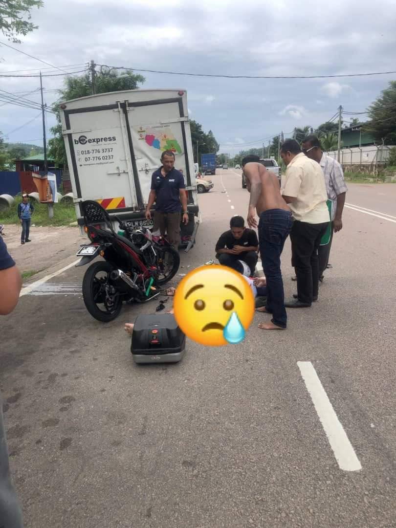 mynewshub's tweet photo. Salah lori. .sebab berhenti atas jalan utama.... https://t.co/xV6JatoXhv
