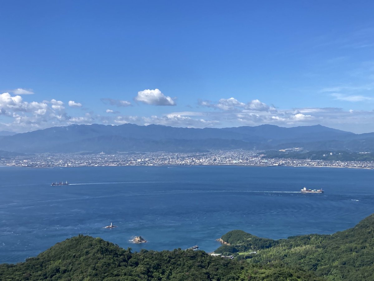 Kashimacom's tweet photo. 大島の亀老山展望公園からの眺望がすごく良かった！
しまなみ街道と対岸の今治市がきれいに��えました👀

#しまなみ https://t.co/cTnYgPj3z7