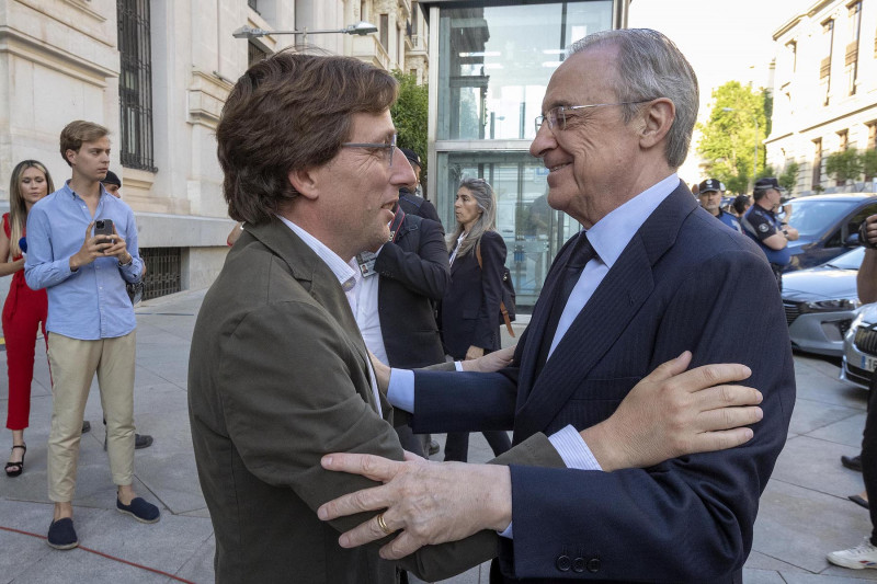 FonsiLoaiza's tweet photo. Hoy, Almeida del PP y Florentino Pérez han perpetrado uno de los mayores escándalos urbanísticos de la época. Parking públicos privatizados para que el Real Madrid haga negocio durante 40 años y se lleve 561M€ para fichajes. Club-Estado. https://t.co/KE9JdGQD9a