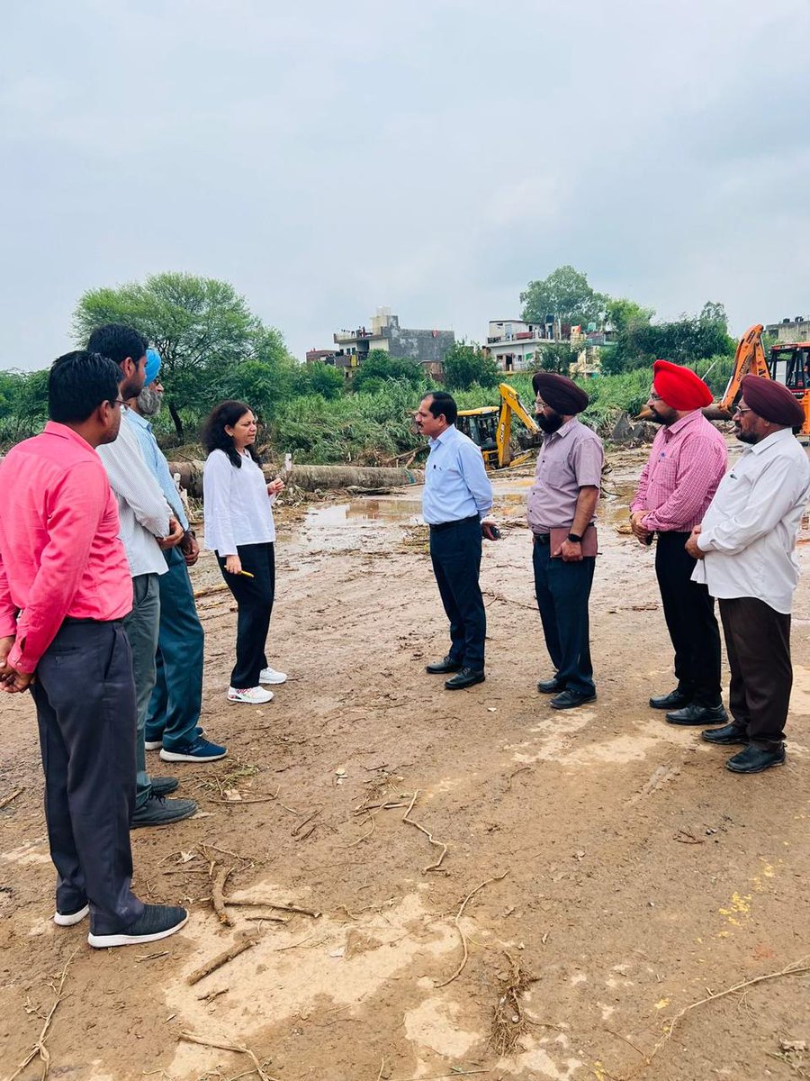 MCChandigarh's tweet photo. Major Water supply pipeline to Manimajra disrupted.
MCC Commissioner, Ms. Anindita Mitra, IAS, MCC Commissioner visits the restoration work of damaged pipeline.
MCC is committed to resuming water supply at the earliest
#ChandigarhRains
#HelpMccMakeChdEvenMoreBeautiful https://t.co/WeRJskZgG7