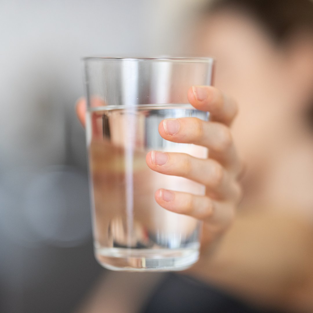 🚰 Flush your system regularly – Did you know that your brain interprets being thirsty in the same way it does being hungry?

Topping up your water throughout the day helps avoid this confusion.  🙏

#summerwellnesstips #drinkmorewater #colonicsqueen #manchester