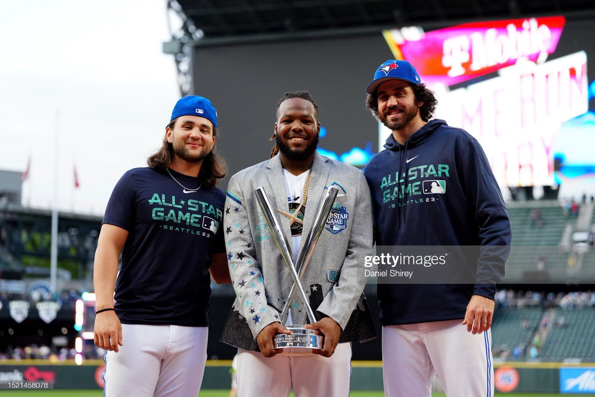 biggles14's tweet photo. an amazing night in Seattle. #vladdyjr #Homerunderbychampion #bluejays #HomeRunJacket https://t.co/jA3qBnP9mQ