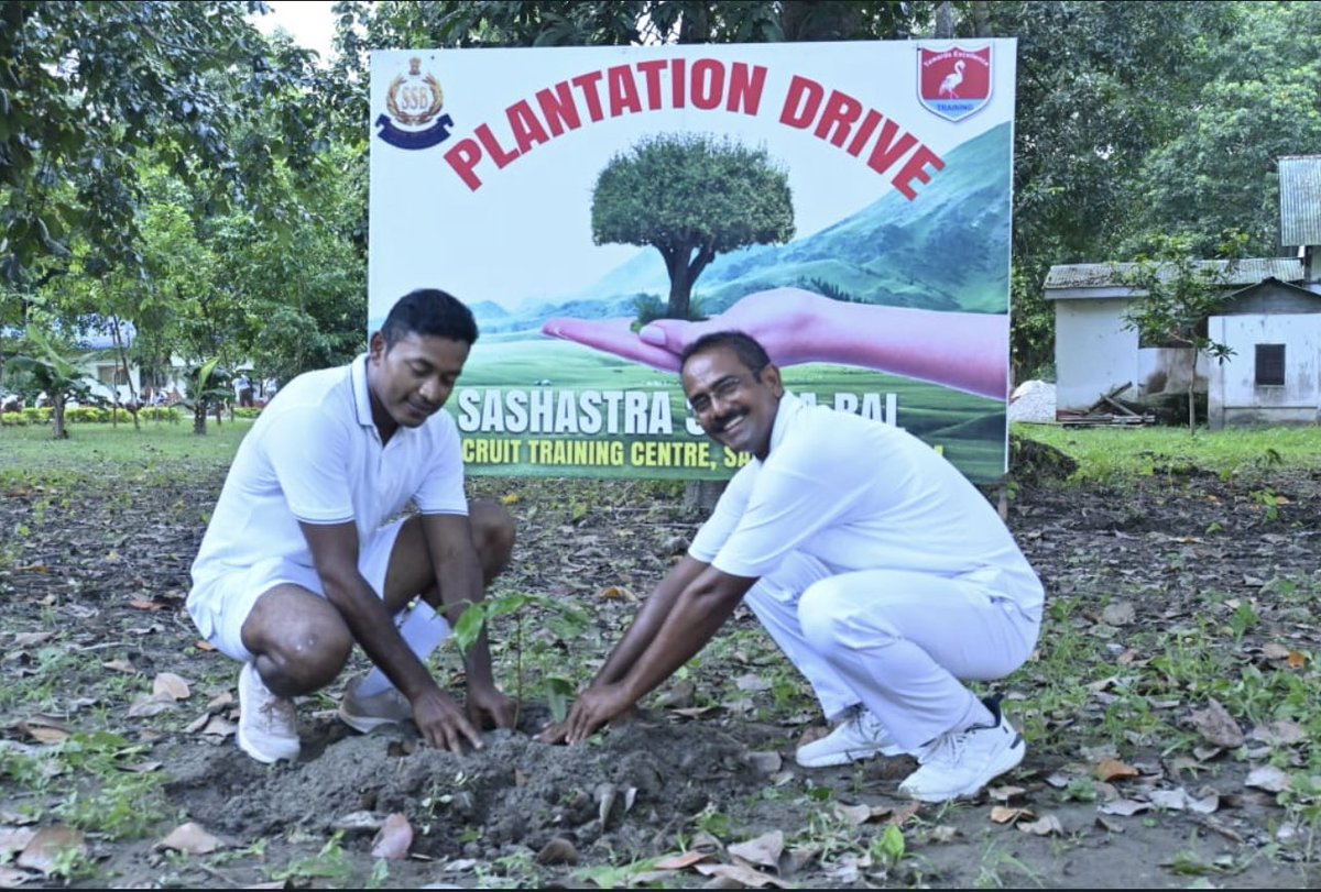 SSBRTCSALONBARI's tweet photo. Mass #planatation drive at RTC SSB Salonibari was organised where every personnel adopted the plants they planted and took oath to care for them as their family member.
@SSB_INDIA
@HMOIndia
@SSBFTRTEZPUR_
@PIBHomeAffairs
@AcademySsb https://t.co/CDKRBUdWuq