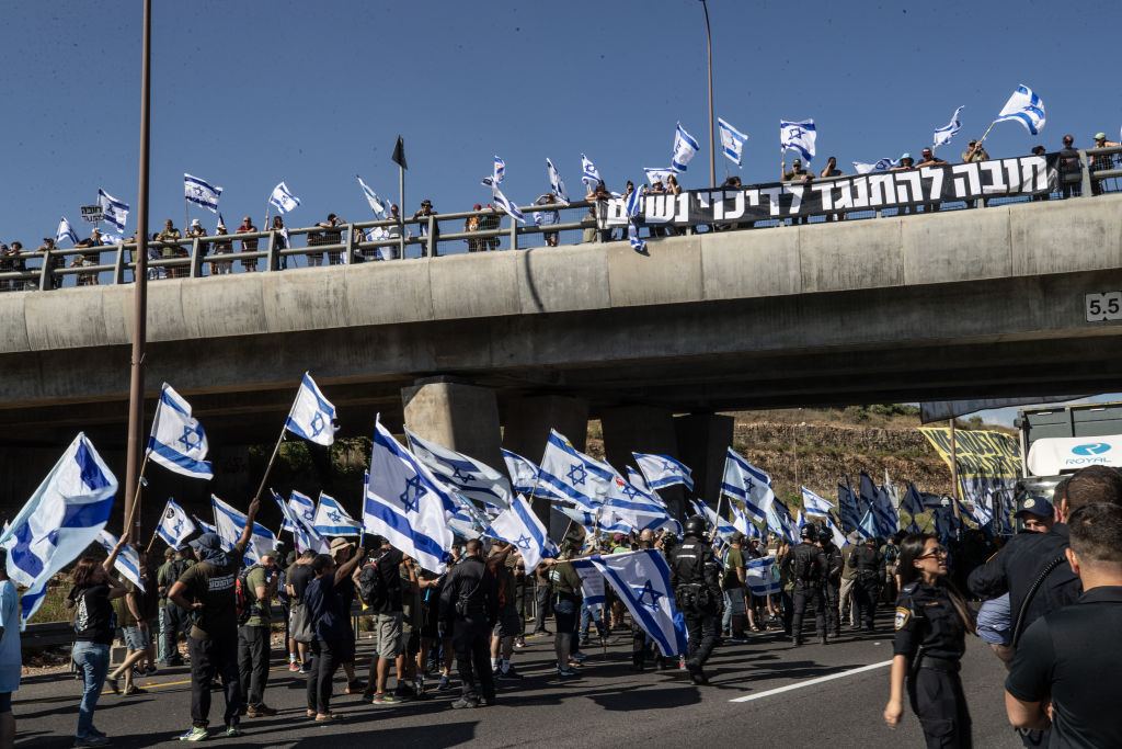 Aljarmaqnetnews's tweet image. Thousands of Israeli settlers demonstrated across Israel, blocking scores of major roads to protest an overnight vote in Parliament that advanced efforts by the far-right coalition to limit judicial oversight of the government.
#IsraelProtest