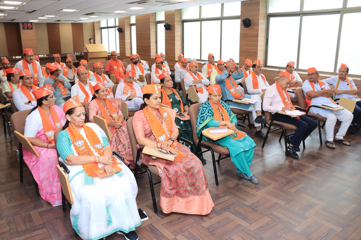 प्रदेश कार्यालय “श्री कमलम्” पर राष्ट्रीय सहसंगठन महामंत्री श्री <a href="/shivprakashbjp/">Shivprakash</a> जी, प्रदेश प्रभारी श्री <a href="/mpsudhirgupta/">Sudhir Gupta</a> जी की विशेष उपस्थिति में आयोजित जिला प्रभारियों की बैठक के सहभागी होकर विस्तृत चर्चा की।

इस बैठक में प्रदेश संगठन महामंत्री श्री <a href="/ratnakar273/">Ratnakar</a> जी, प्रदेश