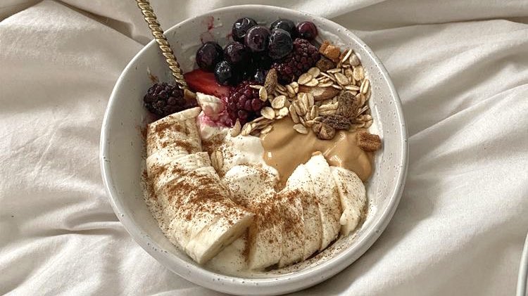 wandervoyage's tweet photo. Craving a fruity yoghurt bowl 🍓 https://t.co/elTDnjTZgs