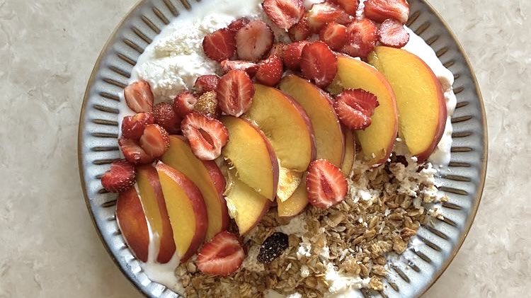 wandervoyage's tweet photo. Craving a fruity yoghurt bowl 🍓 https://t.co/elTDnjTZgs
