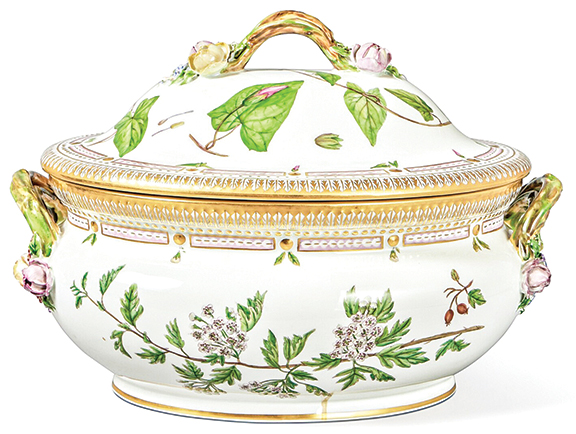 AntiqueDigest's tweet photo. The Royal Copenhagen Flora Danica tureen and cover, with modern standard printed and painted factory marks, shape number 20/3560, 14Β½" wide, sold for $10,795 (est. $4000/6000) at Sotheby's https://t.co/BmfsaqR7oE #FloraDanica #vintage #RoyalCopenhagen #antiques #antique #tureen https://t.co/x9yJOfpksQ