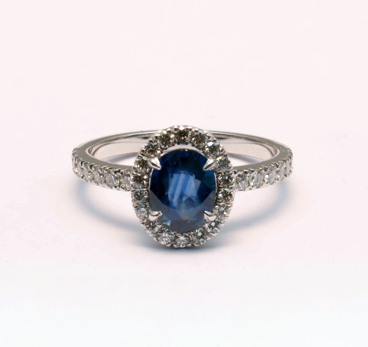 jordanjoyeros's tweet photo. Azul marino.
#JordanJoyeros #diseñadores #joyería #fabricantes #gemólogos #anillos #rings #oro #gold #diamantes #diamonds #zafiroazul #bluesapphire #diseñamosparati #wedesignforyou
https://t.co/jJXVWbGZhB https://t.co/kCCPFbUQdt