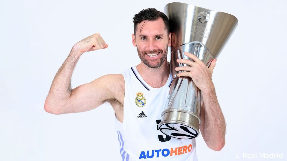 Info_Real_'s tweet photo. ✅🚨✍️ OFFICIAL 🚨 Rudy Fernández renueva con el Real Madrid Basket por 1 año temporada asta 30 de junio 2024.

Enhorabuena Rudy por tu renovación 🤍👏. https://t.co/A03JAAZ5jS