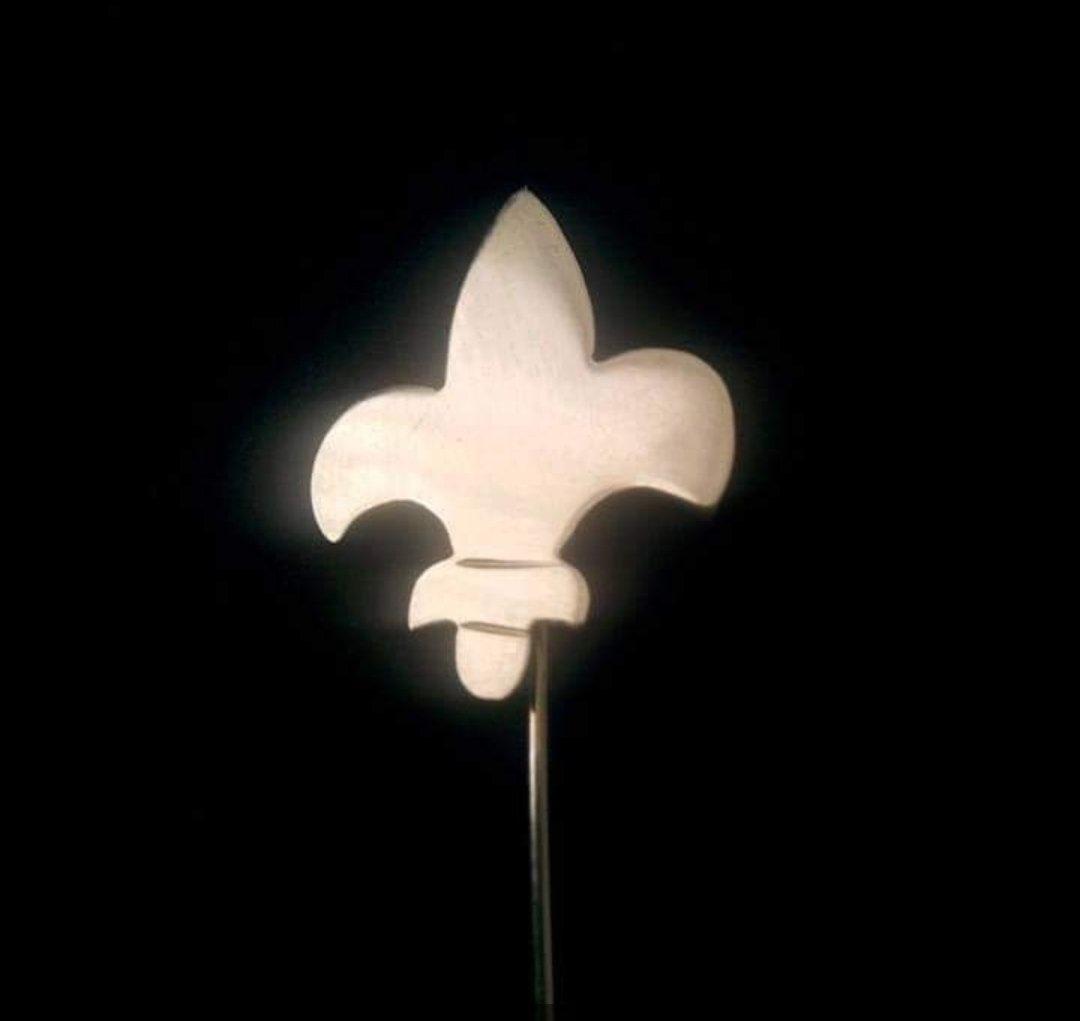 Bosna Savaşı aklıma geldiğinde, hep şu hüzünlü olayı hatırlarım:
Bosna Savaşı döneminde Bilge lider Aliya İzzetbegoviç'in saygıdeğer eşi Halide İzzetbegoviç Hanımefendi, belli bir süre İstanbul'da bulunuyordu.
O tarihlerde, eşim Zeliha Orhan, Kadın ve Aile Dergisi'nde editörlük