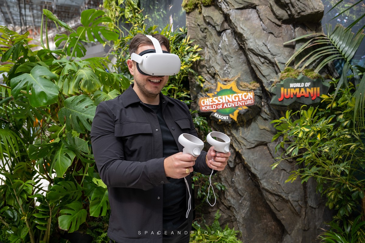 SpaceandPeople's tweet photo. @CWOA recently brought a piece of the jungle to London Waterloo station to promote the opening of the new rollercoaster, Mandrill Mayhem, part of their ‘World of Jumanji’!
#themepark #brandpromotion #experientialspace #experientialmarketing #liveartexhibition #vrexperience https://t.co/zWlqdxmHii