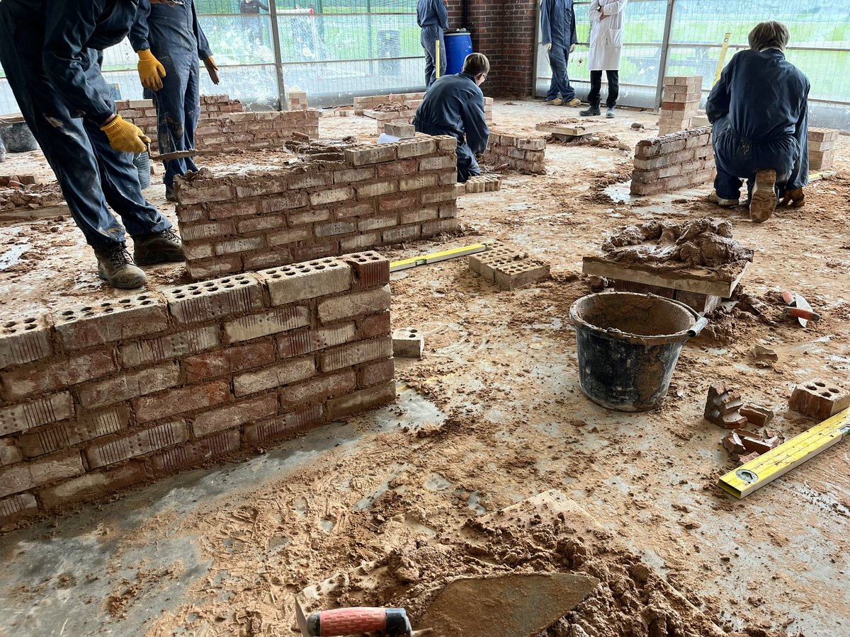 CreativeStannes's tweet photo. Year 10 bricklaying @StAnnesAcademy #construction https://t.co/joPQZWZd8i