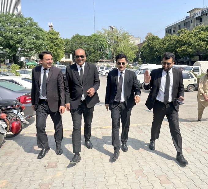 عمران خان کے بہادر وکلا