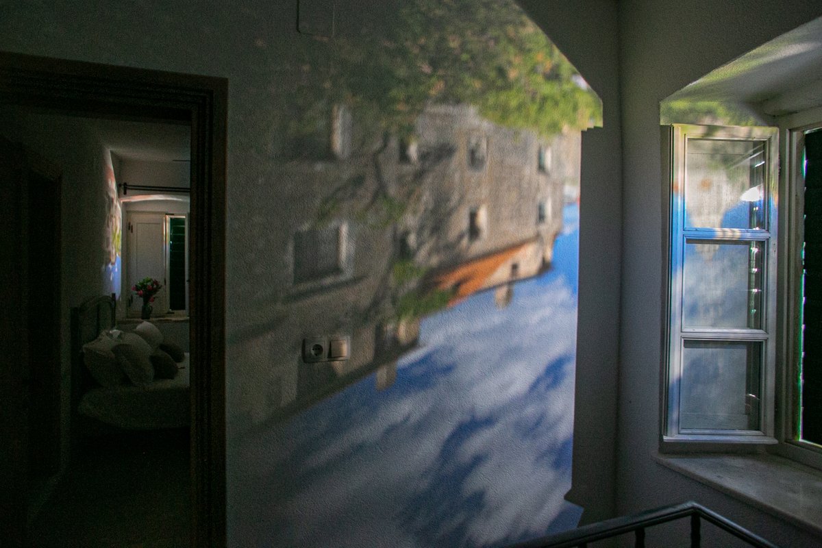 Življenje na otoku zamenjala za življenje na  veliko manjšem otoku Hvar ... 
"Vsega je manj. Ni toliko avtomobilov, toliko ljudi. In več je prostora. Več je časa za ljudi. ... Camera obscura te pripravi do tega, da ponovno odpreš oči."

val202.rtvslo.si/podkast/evropa…