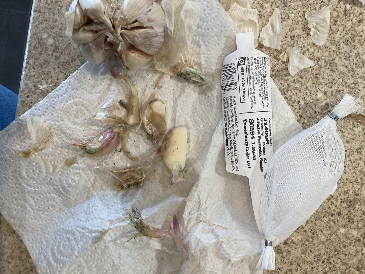 RosaSamosa's tweet photo. @sainsburys just had my shopping delivered and my garlic is mouldy! Beforehand, delivery driver explained box had been under the chiller which might have dripped condensation on it. Fairly sure this amount of mould doesn’t build up in the time my order would have been on the van! https://t.co/wL4yMxi4aS