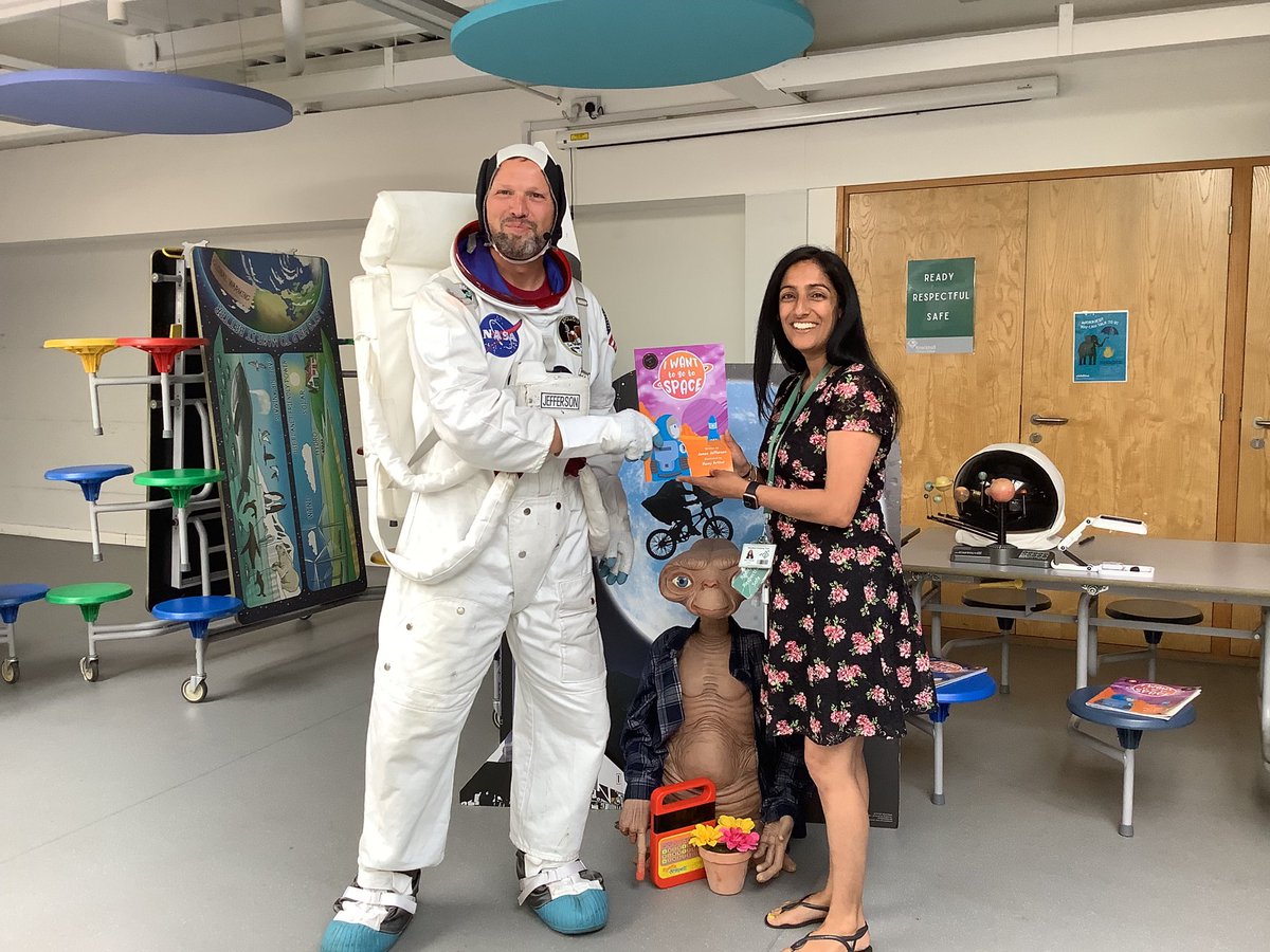 KnockhallEYFS's tweet photo. A big thank you to @MedwaySpaceMan for the visit to @KnockhallSch for our Reception classes this morning. We were enthused and excited to share what we have already learnt about Space and to learn even more. We even got to handle REAL moon rock! @KnockhallEYFS https://t.co/wAhpQuEZqV