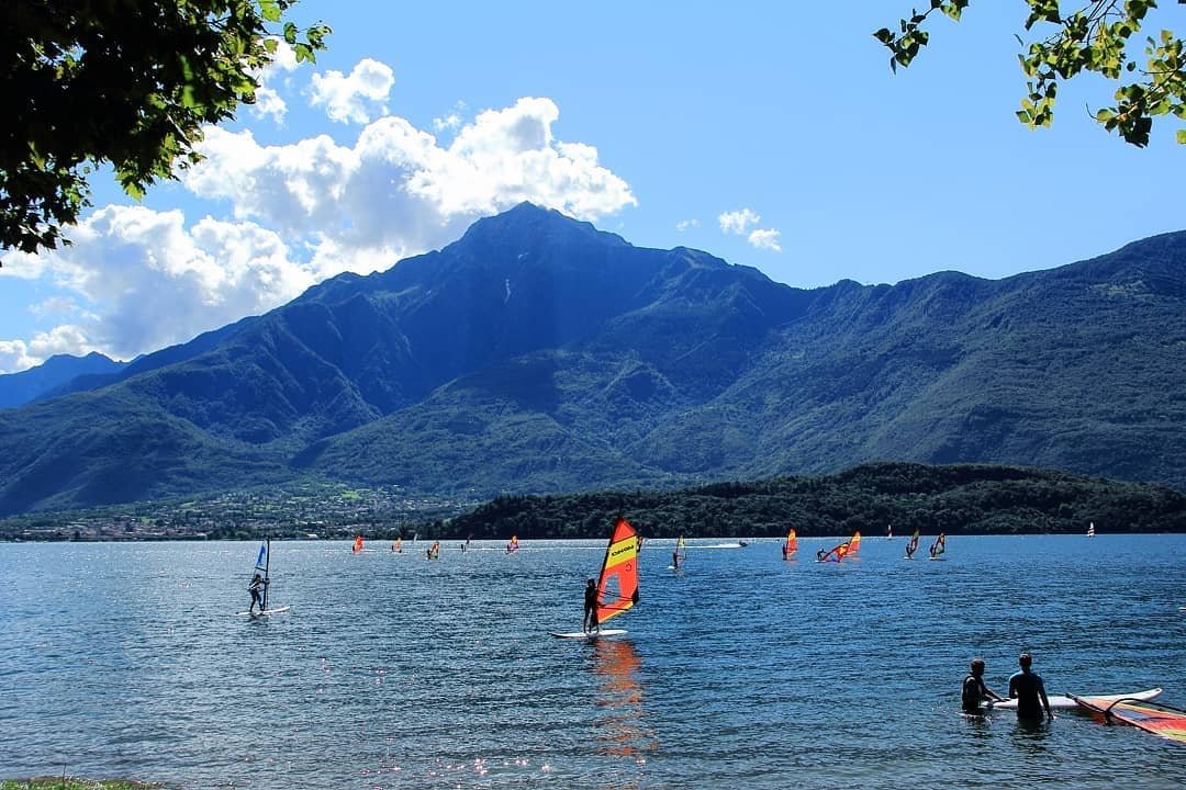 #Funfact: Sun is shining all over #LakeComo and you can discover its beaches. ☀️
Not only that, you can also practice water sports like windsurfing! 🏄

📷reposted @northlakecomo 

#lakecomocb #lakecomoevents #comolake #teambuilding #incentive #sport #windsurf