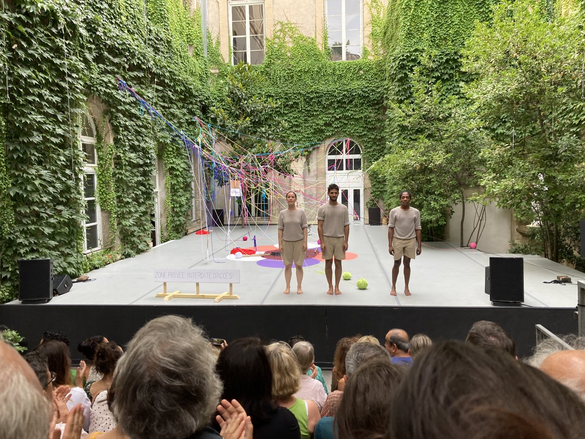 RFIculture's tweet photo. @FestivalAvignon «Occupation» de l’artiviste Lazaro Benitez, un sujet universel venu de la #Colombie =>https://t.co/RuckOYelyw
#chorégraphie #manifeste #culture #wayaa #LaGuajira #FDA23 #vivelesujet @SACDParis #cuba @RFI https://t.co/gFRewEFKw1