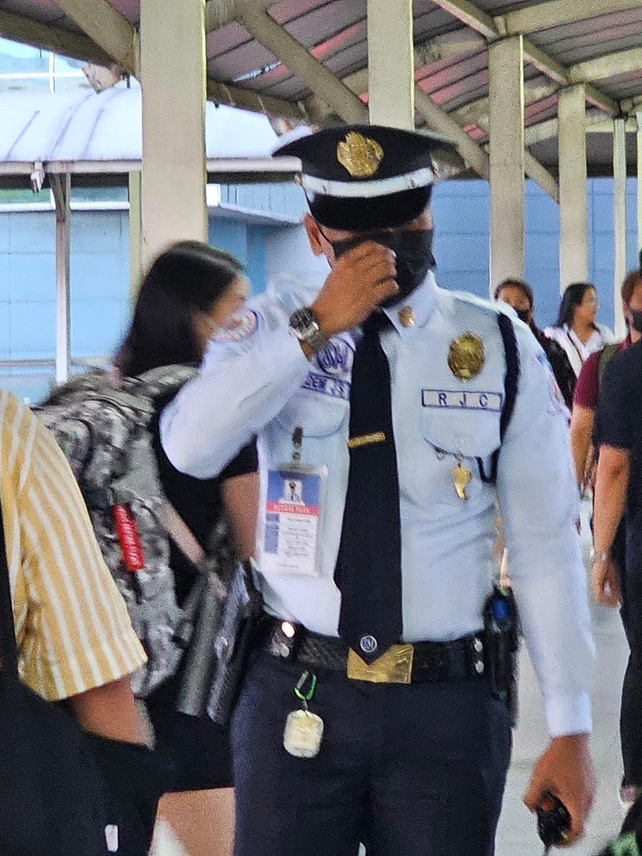 hardheadedneil's tweet photo. Yung tuta hinagis ng isang security guard sa SM North Edsa. Walang puso, ikaw dapat ang hinahagis sa footbridge. #ctto https://t.co/Oa6rg587u9