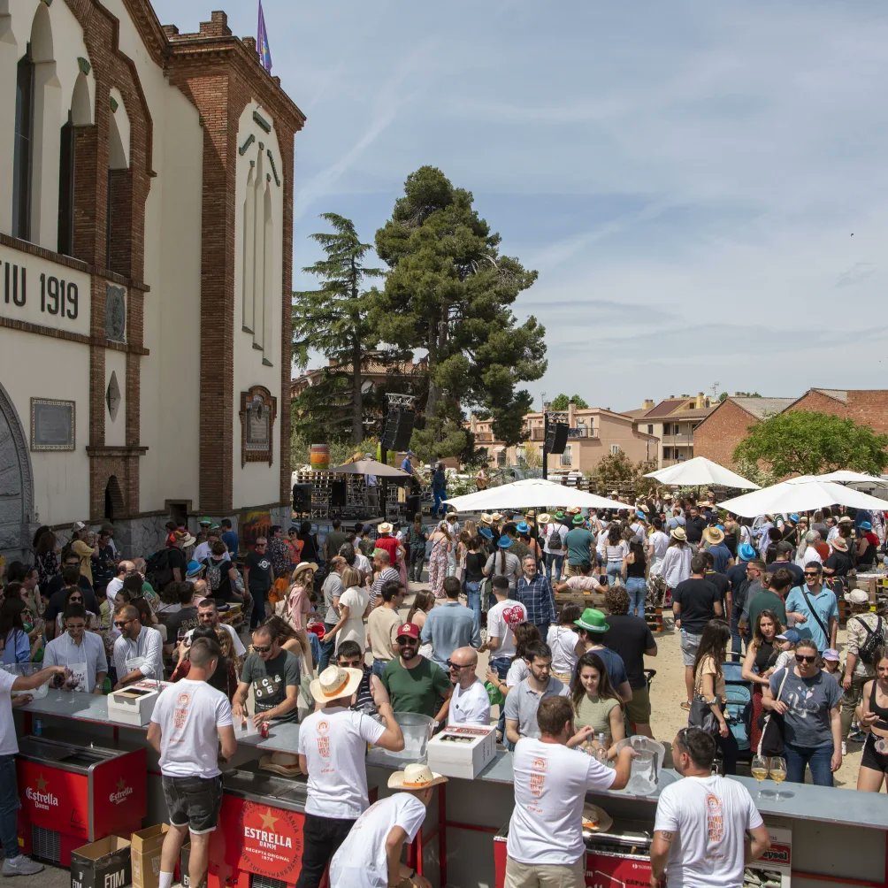 GarbinadaP's tweet photo. 💥 Aquesta edició la Garbinada Pop &amp; Vi de Falset compta amb el Celler de la Cooperativa de Falset com a nou escenari del festival! Una joia a cavall del modernisme i del noucentisme, obra de l'arquitecte català deixeble de Gaudí, Cèsar Martinell i Brunet. https://t.co/GbjPUvGmaR