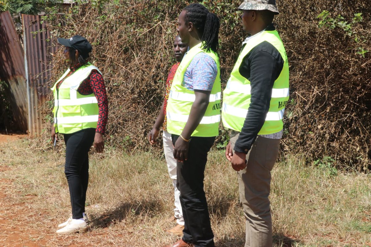 SamuelC00510010's tweet photo. Meanwhile akina #Davidmurathe  wakijaribu kutatua mashida kidogo ya chama @WakiliEdward ako ground mbaya kuhakikisha wananchi wamepata stima 

#wakilidelivers
#gatanga001

@BrianMPeter @NgugiTonnie1 @seyhk @Cleophasmalala @OleItumbi @The_Don_Kiambu https://t.co/WKUg9YQsSM