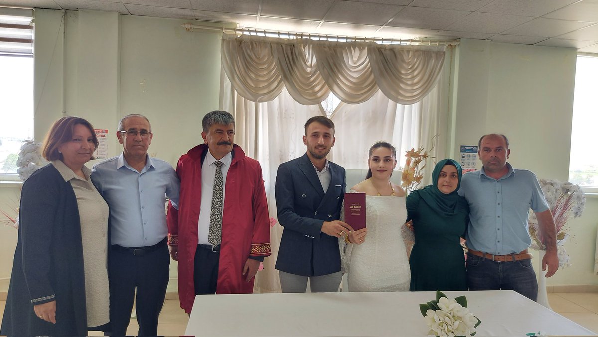 Belediye Başkanımız Remzi KILIÇDAĞI, Belediye Meclis üyemiz Macit ÇATAK'ın oğlu Çagdaş Çatak ve İlkay Reyhan İnceöz 
çiftinin nikahını kıydı.

 Çiftin nikahını kıyan Başkan KILIÇDAĞI, gençlere bir ömür boyu sağlık ve mutluluk temennisinde bulundu.