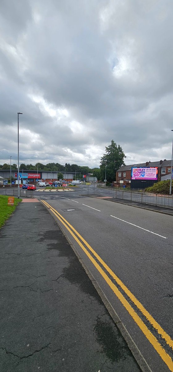 PMA_Outdoor's tweet photo. #chorleyflowershow campaign looking superb on the new #digitalbillboard in #chorley https://t.co/I4oXM3Kwe2