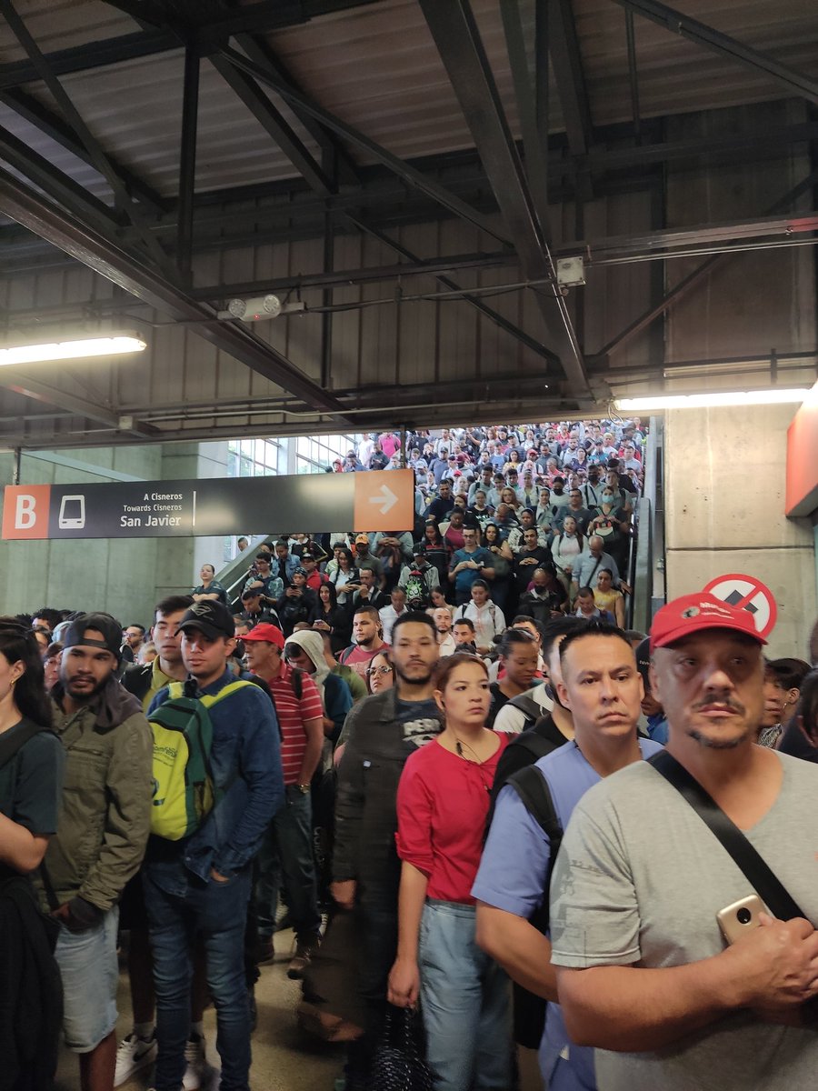 Juan S Jaramillo (@juansjaramillo1) on Twitter photo ¿El <a href="/metrodemedellin/">Metro de Medellín 💚 #CulturaMetro</a> te mueve? ¿Bajo qué condiciones?... Este sistema tan maravilloso cada día está peor, ya no le cabe un arroz parado.. <a href="/AlcaldiadeMed/">Alcaldía de Medellín</a> se les olvidó hasta la movilidad de la ciudad. ¿El <a href="/metrodemedellin/">Metro de Medellín 💚 #CulturaMetro</a> te mueve? ¿Bajo qué condiciones?... Este sistema tan maravilloso cada día está peor, ya no le cabe un arroz parado.. <a href="/AlcaldiadeMed/">Alcaldía de Medellín</a> se les olvidó hasta la movilidad de la ciudad.