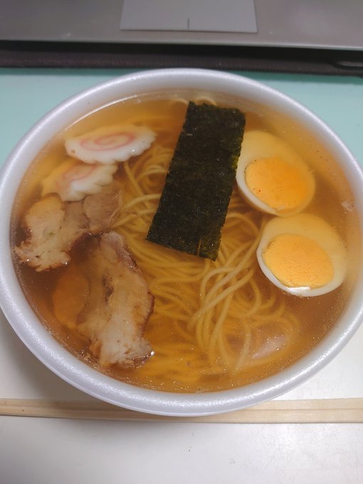 お仕事休憩中に夜鳴きそばの屋台が通りかかったんで職場からダッシュで追っかけてお持ち帰り…しっかり肉々しいチャーシュー3切れにほのかな塩味がきいたゆで卵にナルトが2枚に海苔が1枚、オイラは抜いてもらったけど本来ならここにネギともやしも乗って500円ポッキリで安い・早い・旨い!!(*'ω`*) 