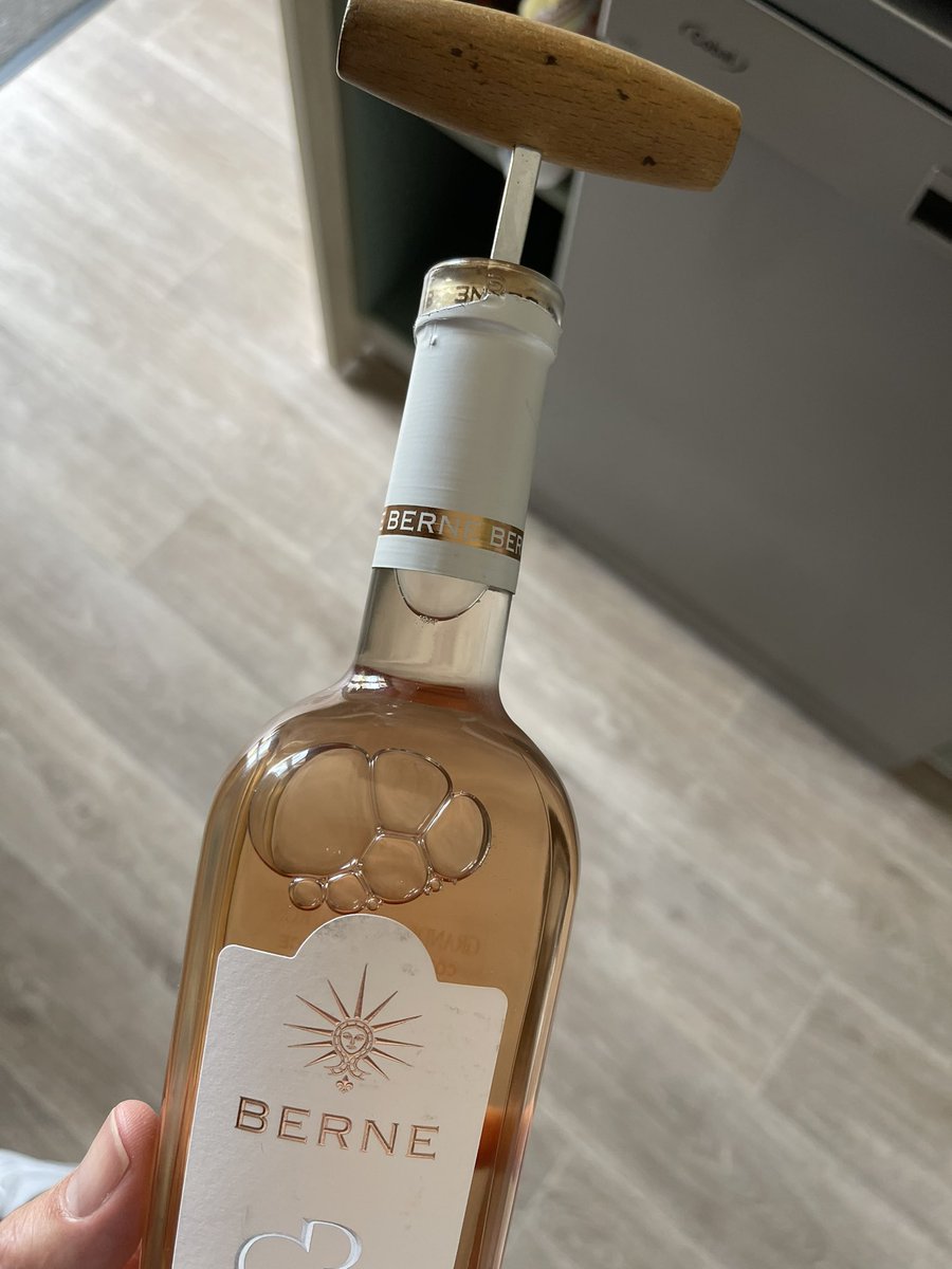 Franse huizen en hun kurkentrekkers, dat is overigens vooralsnog het enige wat afzien is hier #molliets