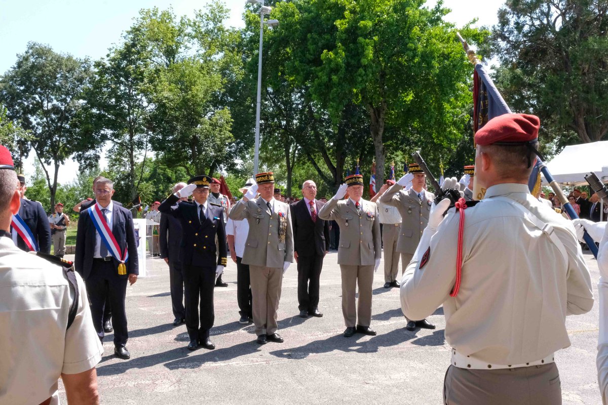 Prefet_82's tweet image. #PassCom | 6 juillet 
Le Colonel Zéni prend le commandement du @17eRGP en remplacement du Colonel Le Vey, en présence du @Prefet_82

💪Assure, au profit de la @11eBP toutes les missions spécifiques du génie dans un cadre d'emploi aéroporté, héliporté et mécanisé.

#tarnetgaronne