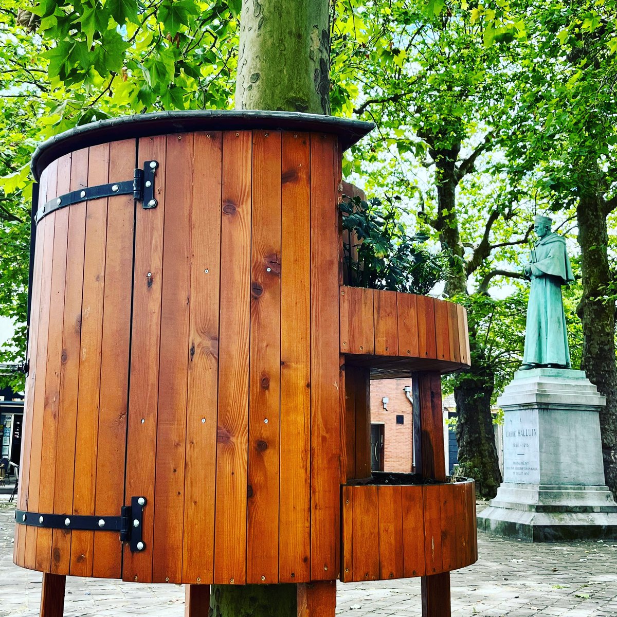 L’Abbé Halluin veille sur moi !
Bonne journée à tous et bonnes lectures ! 📚 
#Arras #boîteàlivresetàaromates #boîteàlivres #lectures #aromates