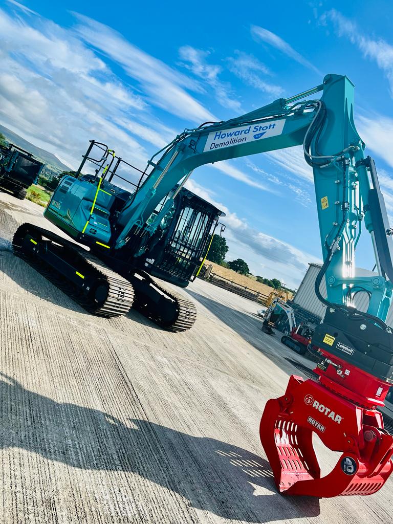 HSDemolition's tweet photo. HSDL take delivery of a pair of @molson_group  supplied Kobelco SK130's complete with Lenhoff couplers and Rotar Grabs supplied by @WorsleyPlant  keep your eyes peeled for these on HSDL sites! https://t.co/00yqBgo0yQ