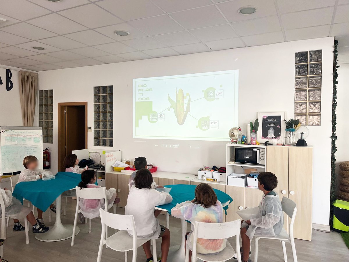 I3Aunizar's tweet photo. Y por la mañana, llevamos el proyecto #EcoThinkLab a los talleres de #Kikiriciencia para mostrar el uso de #bioplasticos a los más pequeños, con @ESCIENCIA
ℹ️🧑💻https://t.co/YEKfRU8lh7 https://t.co/yleIcO5Ln1